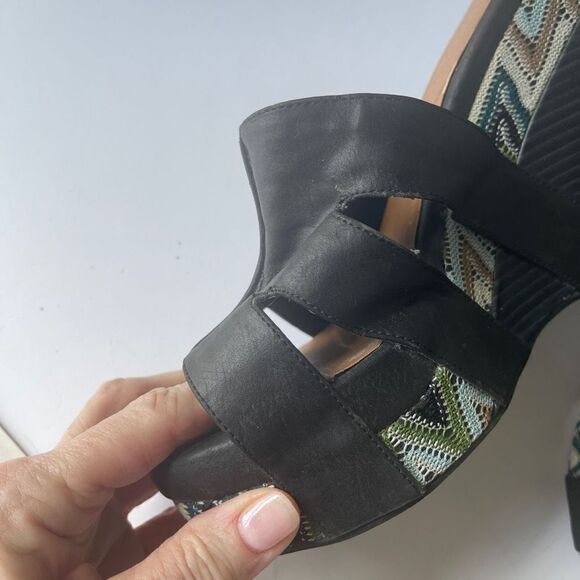 Madden Girl Kissmee Wedges in Black, Size 9.5 - Picture 4 of 8